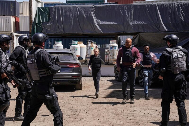 Anastasia Kolchek (Bar Paly, mitte l.); Sam Hanna (LL Cool J, m.); Devin Roundtree (Caleb Castille, mitte r.) – Bild: CH Media/​2022 CBS Broadcasting Inc.