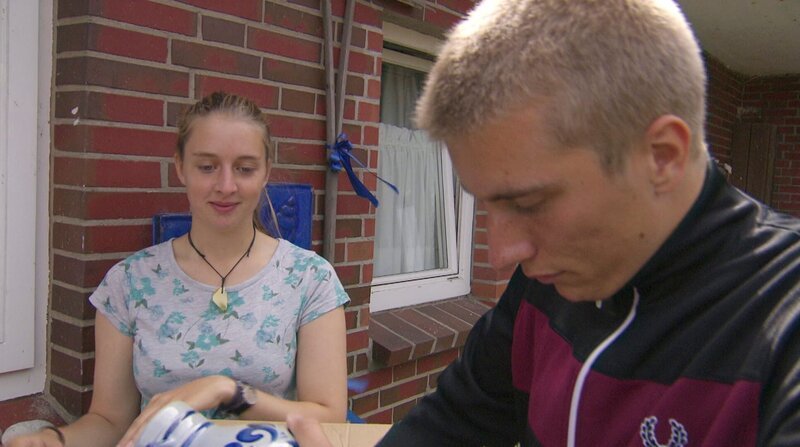 Viola und Paul beziehen ihre erste Wohnung. Weitere Fotos erhalten Sie auf Anfrage. – Bild: NDR/Jokespictures Viola und Paul beziehen ihre erste Wohnung. Weitere Fotos erhalten Sie auf Anfrage. – Bild: NDR/Jokespictures