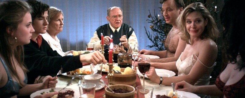 Alle Jahre wieder versucht Familie Sommer, ein friedliches Weihnachten miteinander zu verbringen. V.l.n.r.: Anna-Maria (Olga von Luckwald), Stefan (Patrick Mölleken), Oma (Gerda Böken), Opa (Carl-Heinz Choynski), Bernhard (Frank Voß), Brigitte (Tina Eschmann), Tante Moni (Caroline Kiesewetter) – Bild: NDR