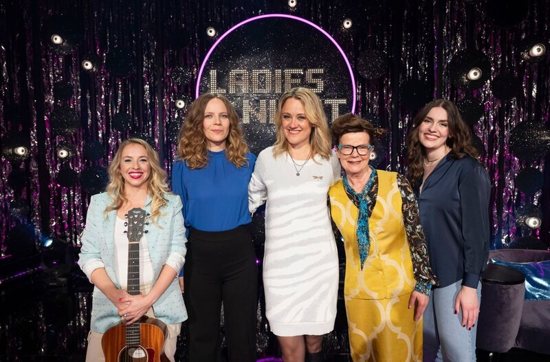 Gastgeberin Lisa Feller (M.) mit ihren Gästen: v.l.n.r. Miss Allie, Sarah Bosetti, Frieda Braun und Anna Bartling. – Bild: WDR/​Melanie Grande