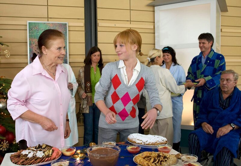 Charlotte Gaus (Ursula Karusseit, links) hat für die Patienten und Besucher der Sachsenklinik ein Weihnachtsbuffet eingerichtet. – Bild: MDR/​Krajewsky