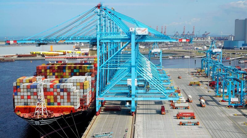 Rotterdam besitzt einen der modernsten Seehäfen der Welt. Das Laden und das Löschen, sowie der Transport von zehntausenden Containern laufen hier vollautomatisch. – Bild: phoenix