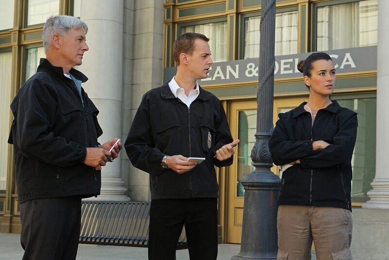 Müssen einen Fall untersuchen, in dem Genie und Wahnsinn nicht voneinander zu unterscheiden sind: Gibbs (Mark Harmon, l.), McGee (Sean Murray, M.) und Ziva (Cote de Pablo, r.) … – Bild: CBS Television
