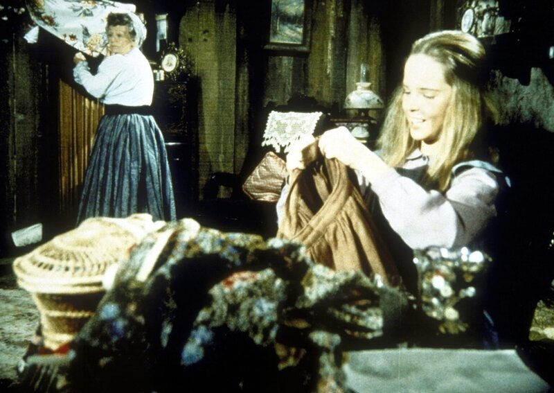 Mary (Melissa Sue Anderson, r.) zeigt stolz Mrs. Whipple (Queenie Smith, l.) den Rock. – Bild: Worldvision