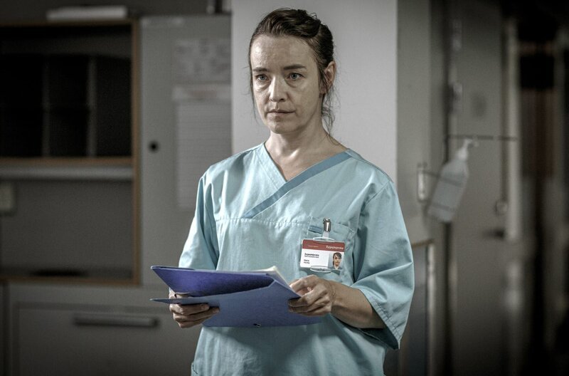 Die idealistische Kinderkrankenschwester Maria (Maria Rossing) handelt eigenmächtig. – Bild: MDR/​SVT 2020/​Johan Paulin