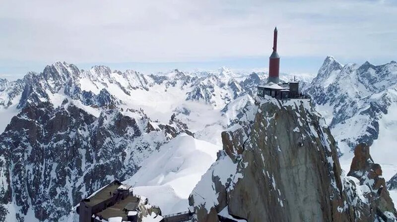 Die Aiguille du Midi ist ein Gipfel im Massiv des Montblanc und gilt als einer der beliebtesten Aussichtspunkte. – Bild: phoenix/​ZDF