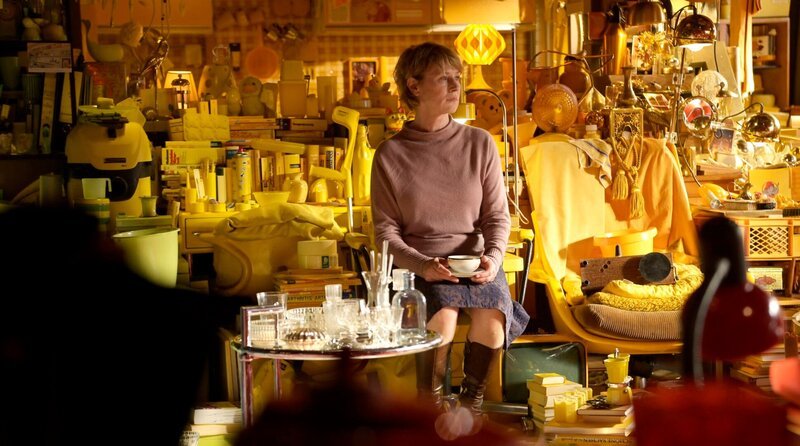 Marlen (Corinna Harfouch) ist eine leidenschaftliche Sammlerin, die ihre Wohnung mit zahlreichen Gegenständen gefüllt hat. – Bild: WDR/Bernd Spauke Marlen (Corinna Harfouch) ist eine leidenschaftliche Sammlerin, die ihre Wohnung mit zahlreichen Gegenständen gefüllt hat. – Bild: WDR/Bernd Spauke