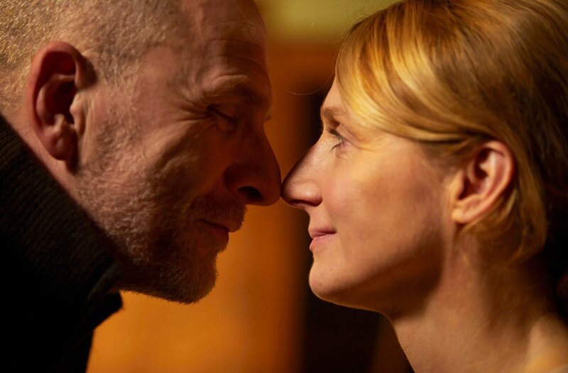 Die zarte Liebe zwischen Burkhard „Butsch“ Schulz (Götz Schubert) und Anne Konzak (Christina Große) wächst. – Bild: MDR/​Molina Film/​AVM