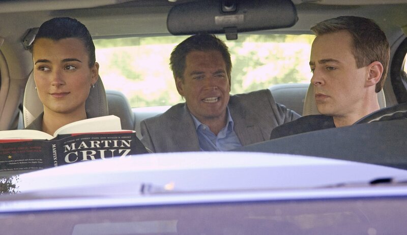 Während eines Radiointerviews bei einem kleinen Provinzsender werden der Moderator Adam Gator, sein Gast, der Navy Commander Daniels, und ein Techniker erschossen. Ziva (Cote de Pablo), DiNozzo (Michael Weatherly) und McGee (Sean Murray) beginnen mit den Ermittlungen … – Bild: CBS Television
