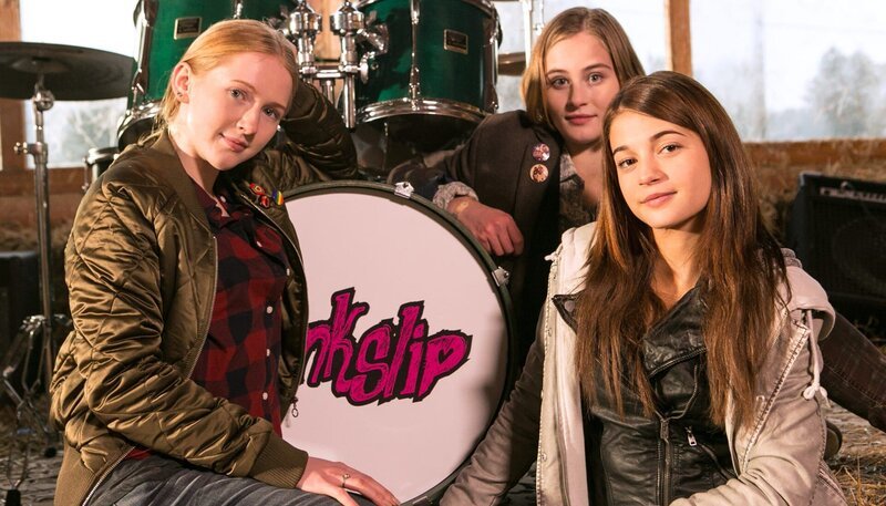 Bandprobe der „PINK SLIP“ auf dem Reiterhof, v.l.n.r. Lauri (Gina Alice Stiebitz), Sabrina (Helena Siegmund-Schultze), Clara Hofer (Lisa-Marie Koroll). – Bild: ARD/​Kai Schulz