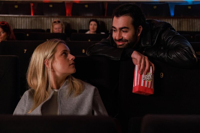 Cecilia (Carina Koller) und Baris (Metehan Demiröz) werden vom selben romantischen Impuls zusammengeführt. – Bild: RTL
