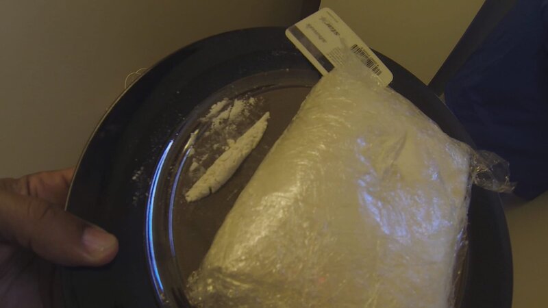 Boston, MA USA: A plate with a bag of cocaine. – Bild: FOX Networks /​ National Geographic Channels