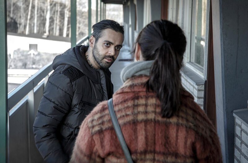 Salle (Ardalan Esmaili) möchte mit der Kinderkrankenschwester Maria (Maria Rossing) nicht reden. – Bild: SVT 2020/​Johan Paulin