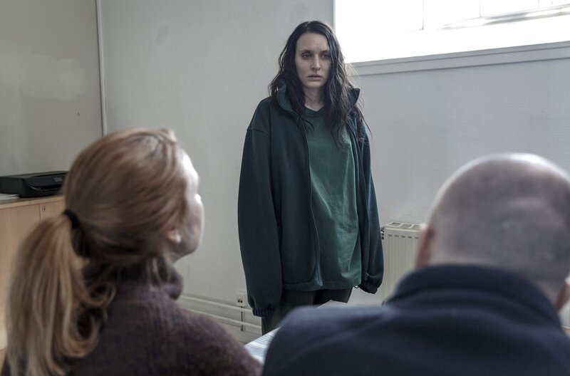 Jenni (Josefine Asplund, Mitte) gerät im Verhör unter Druck. – Bild: SVT 2020/​Johan Paulin