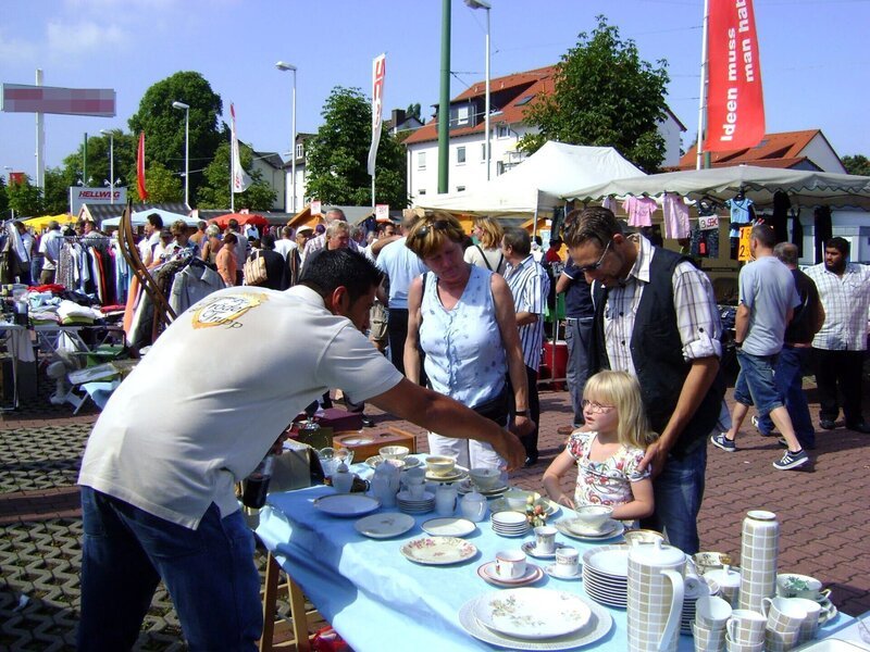 Sükrü (li.) auf dem Flohmarkt. Wie hoch wird der Umsatz für die Familie sein? – Bild: RTL II
