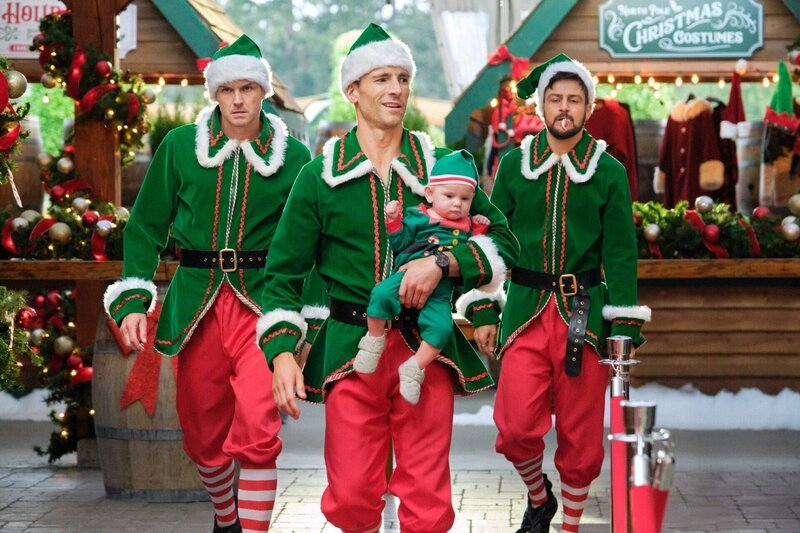 Die Brüder Stephan (Paul Campbell, li.), Taylor (Tyler Hynes, re.) und Luke (Andrew Walker) müssen sich unverhofft um ein Baby kümmern. – Bild: Bettina Strauss /​ Hallmark Media