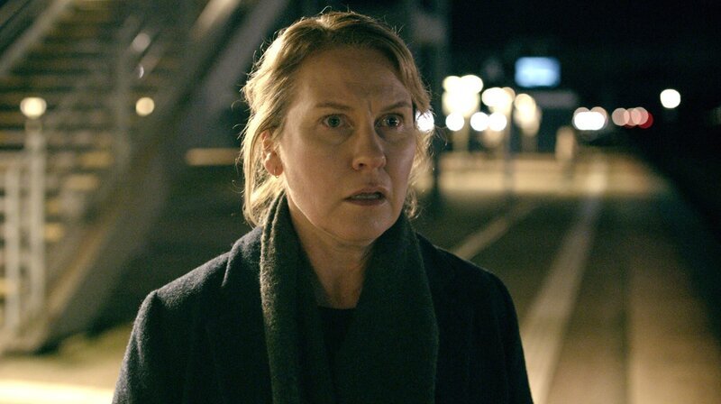 Kommissarin Alice (Eva Melander) ist zwar suspendiert, ermittelt aber auf eigene Faust weiter. – Bild: Yellow Bird 2020/​Johan Paulin