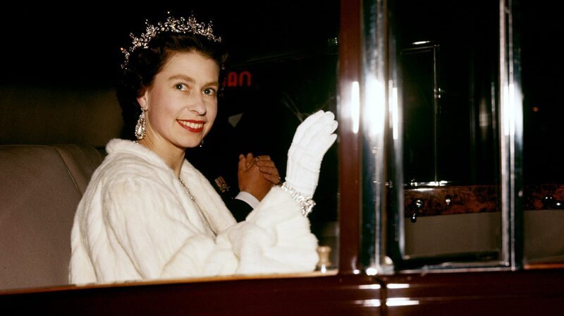 Königin Elizabeth II. (1926 – 2022) winkt während eines Staatsbesuchs in den Niederlanden vom 25. bis 27. März 1958 aus einer Limousine. – Bild: phoenix/​Keystone/​Hulton Archive/​Getty