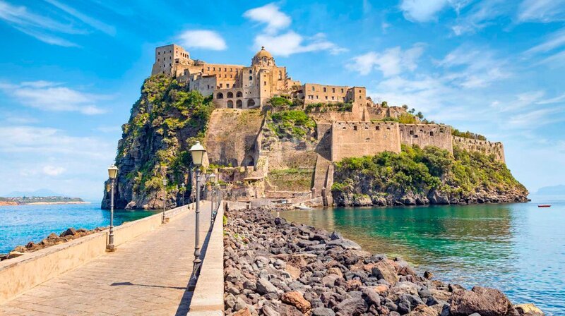 Die Inseln vor der Westküste Italiens sind weltbekannt und wahre Touristenmagnete. Neben Capri und Ischia sind auch die Pontinischen Inseln Palmarola, Ponza und Ventotene einen Besuch wert. – Bild: phoenix/​ZDF