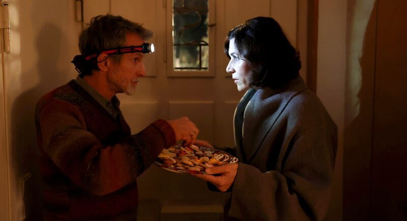 Der Strom ist weg: Albert (Ulrich Matthes) und Hanne (Nina Kunzendorf). – Bild: ARD Degeto/Dorothea Tuch Der Strom ist weg: Albert (Ulrich Matthes) und Hanne (Nina Kunzendorf). – Bild: ARD Degeto/Dorothea Tuch