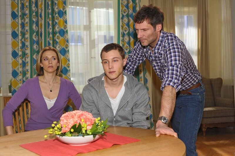 Iris (Kristin Meyer) und Alexander (Clemens L^hr, re.) machen Lenny (Alexander Becht) f¸r die Schl%gerei verantwortlich. Leon muss sich und Verena eingestehen, dass er hinter seinen Schmerzen eine Verschlechterung seines Zustandes vermutet. Die Angst vor schlechten Nachrichten lässt ihn vorm Arztbesuch zurückschrecken, aber Verena besteht darauf, Dr. Glemser aufzusuchen. Als dieser einige Untersuchungen anordnet, beginnt ein banges Warten. Lenny ist tief getroffen von den bitteren Abschiedsworten, die Reimann ihn in einem Brief hinterlassen hat. Gegen jeden Rat entlässt er sich selbst aus dem Krankenhaus, um sich mit Reimann auszusprechen. Doch er kommt zu spät, Reimann ist verschwunden. Lenny muss sich damit auseinandersetzen, dass er durch seinen Verrat Reimann endgültig verloren hat. Von Schuldgefühlen geplagt, zieht er Konsequenzen. Dominik versetzt es einen Stich, dass Patrick irrtümlich für Jasmins Verlobten gehalten wird. Dennoch schluckt er seinen Ärger vorerst hinunter. Sein Groll wächst aber wieder, als Patrick ihnen auch noch den gemeinsamen Abend mit Jasmin verdirbt. Als er seinem Ärger Luft macht, kommt es zum Streit mit Jasmin. – Bild: RTL /​ Rolf Baumgartner