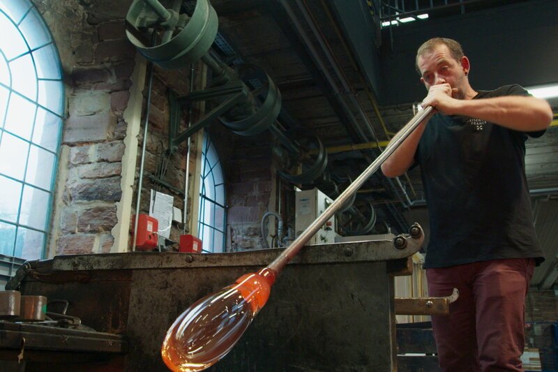 Kristall – Die magische Kunst der Vogesen Jean-Marc Schilt vom Internationalen Zentrum für Glaskunst in Meisenthal. SRF/​MedienKontor/​Jean-Baptiste Mathieu – Bild: SRF/​MedienKontor/​Jean-Baptiste Mathieu