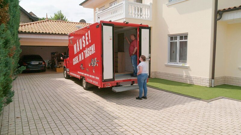 E9 – Niklas and Angelina inspecting the renovated pawn truck. – Bild: Warner Bros. Discovery, Inc. or its subsidiaries and affiliates