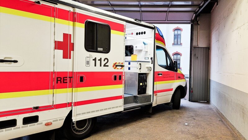 E5 – An ambulance whit open sliding door in a garage. It belongs to the German Red Cross. The emergency call number is to be seen. – Bild: TLC (DEUT)