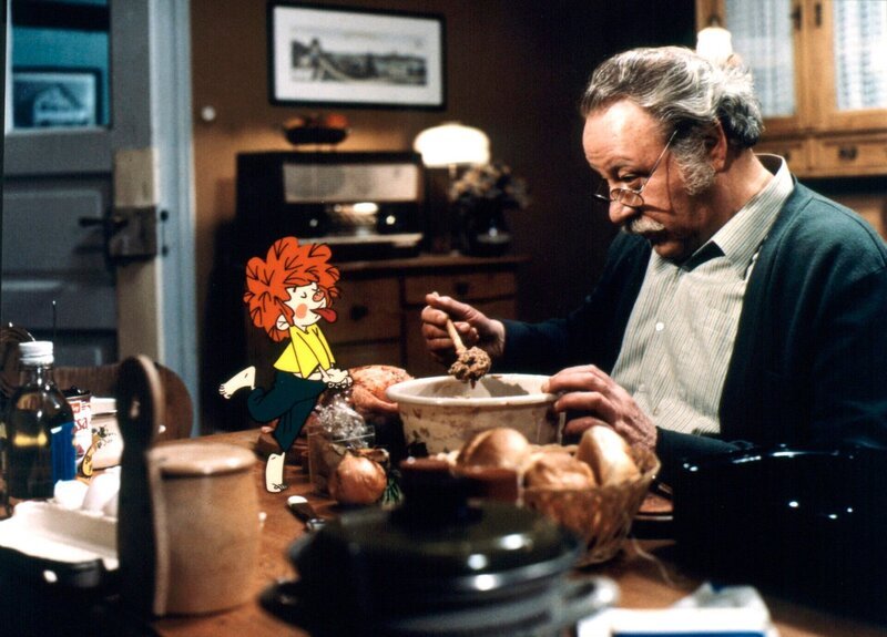 Meister Eder (Gustl Bayrhammer) und sein Pumuckl. – Bild: BR/​Infafilm/​Original-Entwurf „Pumuckl“-Figur: Barbara von Johnson