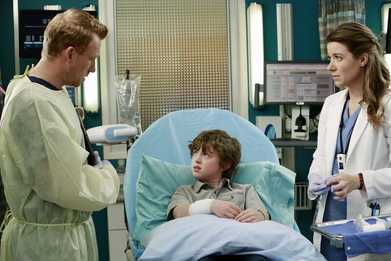 Im Bild (v.li.): Kevin McKidd (Dr. Owen Hunt), Kyle Red Silverstein (Ethan Dawson), Tessa Ferrer (Dr. Leah Murphy). – Bild: PLURIMEDIA (ABC Studios)