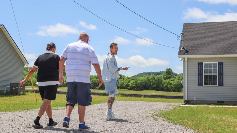 Host David Bromstad (right) leads Scott Danner (center) and Martha Danner (left) towards House 3, Mirimichi Meadow, Hero, as seen on My Lottery Dream Home, Season 16. – Bild: Warner Bros. Discovery, Inc.