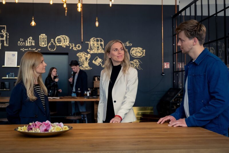 Madeleine Konrad (Birte Hanusrichter, l.) und Marc (Timmi Trinks, r.) spüren, dass Lou Noltingen (Noémi Domokos, M.) ihnen etwas verschweigt. – Bild: Conny Klein