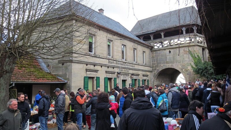 Großer Andrang beim Burgflohmarkt. – Bild: RTL II