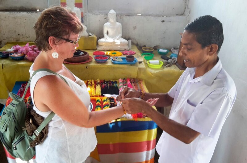 Passagierin Momo wird von einem buddhistischen Priester im Mulkirigala Felsentempel gesegnet, im Distrikt Hambantota auf Sri Lanka. – Bild: BR/​Bettina Zettler