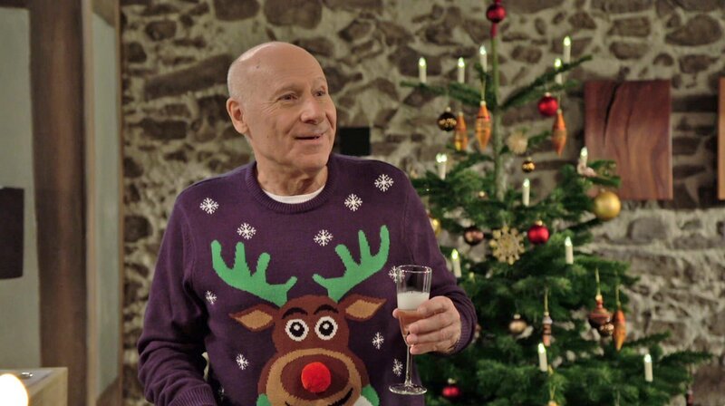 Franz (Edgar-M. Marcus) bekommt ein verfrühtes Weihnachtsgeschenk – die Baugenehmigung ist da. – Bild: SWR