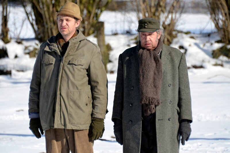 Adsche (Peter Heinrich Brix, li.) und Brakelmann (Jan Fedder, re.) auf dem Weg zum Dorfkrug. – Bild: NDR/​Nicolas Maack