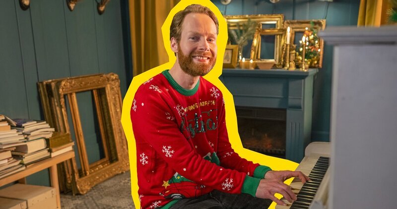 Beim Schmücken des Weihnachtsbaums läuft mal wieder alles schief. Wie Heiligabend doch noch gerettet werden kann, erzählt uns Enno Bunger in seinem Song „O je, Tannenbaum!“. – Bild: ZDF/​Tim Bornemann