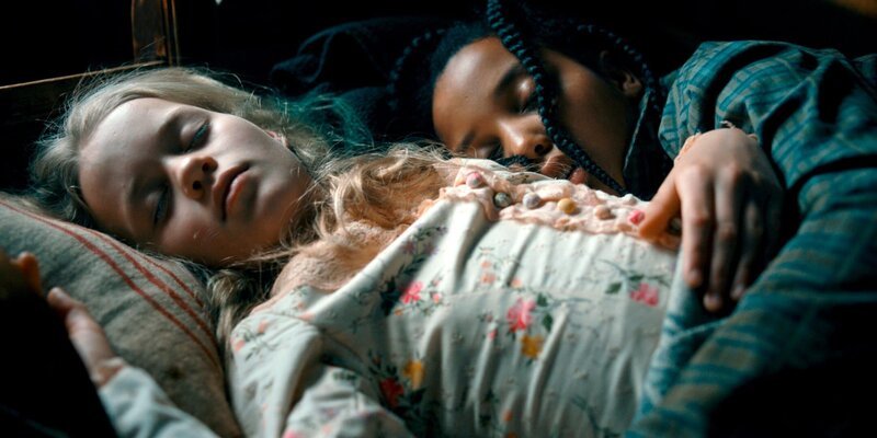Constance (Elma Kolbeinsen) (l.) und Gabrielle (Mehetabel Natnael Hailu)(r.). – Bild: WDR/​Odd Reinhardt Nicolaysen/​Magnus Flåto/​Monster