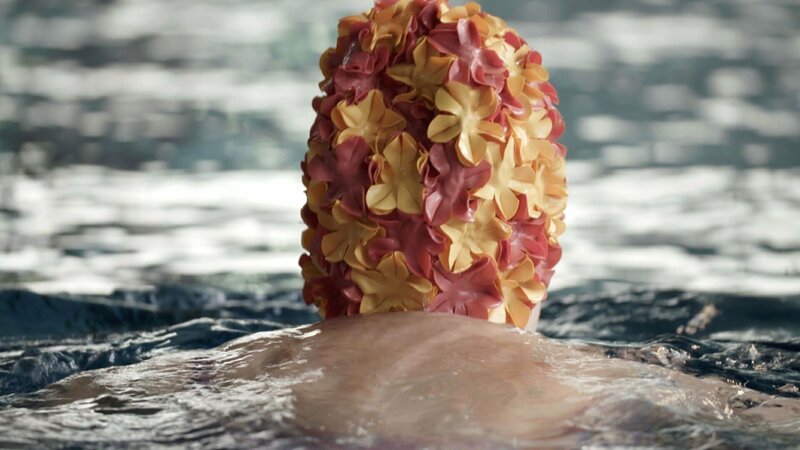 Die Badekappe bis Ende der 80er-Jahre in vielen öffentlichen Schwimmbädern Pflicht, ist sie heute aus der Mode gekommen. – Bild: Steffen Bohn /​ ZDF