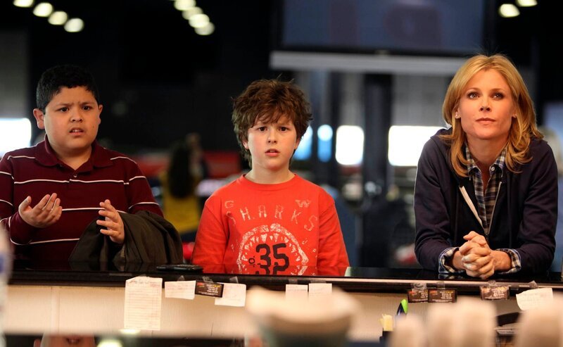 L-R: Manny Delgado (Rico Rodriguez), Luke Dunphy (Nolan Gould), Claire Dunphy (Julie Bowen) – Bild: ViacomCBS