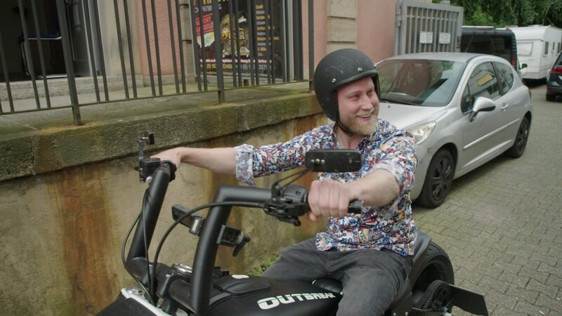 Axel on motorcycle. – Bild: Warner Bros. Discovery, Inc. or its subsidiaries and affiliates.