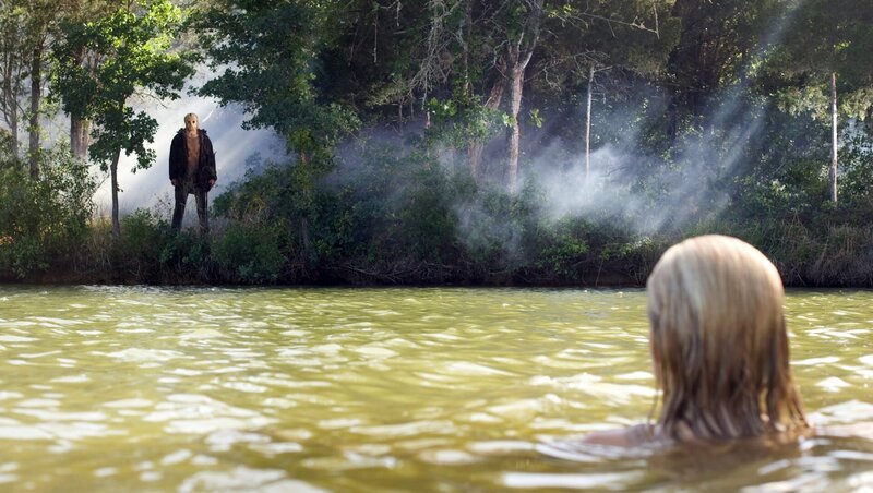 Dumm gelaufen: Als Chelsea (Willa Ford, r.) beim Wasserskifahren stürzt, fällt sie ihrem Mörder (Caleb Guss, l.) fast vor die Füße&nbsp;… – Bild: Paramount Pictures