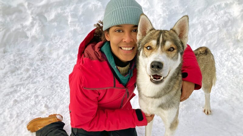 Sibirische Huskys sehen ihren Vorfahren, den Wölfen, sehr ähnlich. – Bild: BR/​Text und Bild Medienproduktion GmbH & Co. KG/​Karen Markwardt