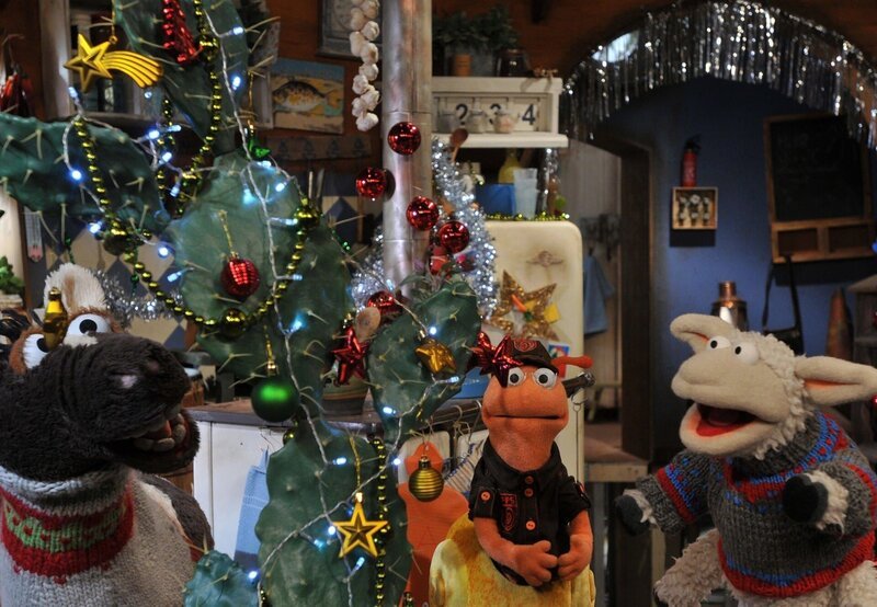 Pferd, Wolle und Finchen haben alles weihnachtlich dekoriert. – Bild: NDR/​Uwe Ernst