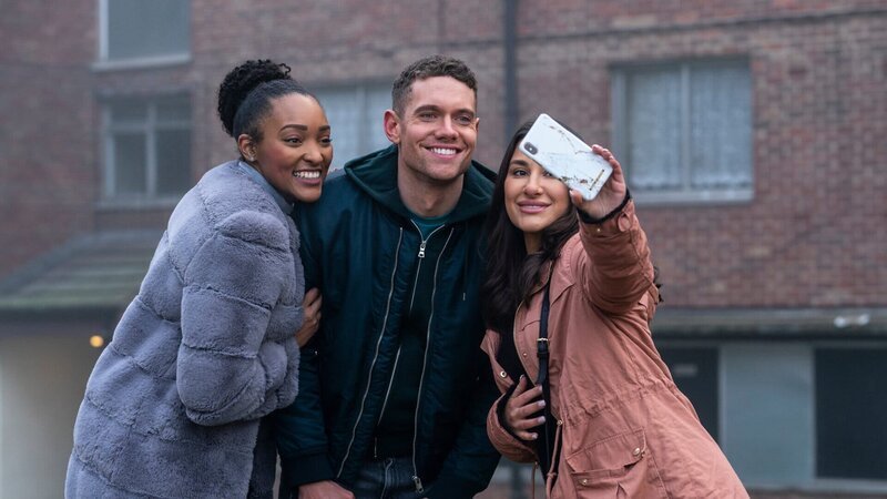 Billy (Tom Brittney) ist bei den Frauen sehr beliebt. Er wird oft auf der Straße angesprochen. Es macht ihn zunächst glücklich, dass fremde Frauen Fotos mit ihm machen möchten. – Bild: ZDF und Dean Rogers