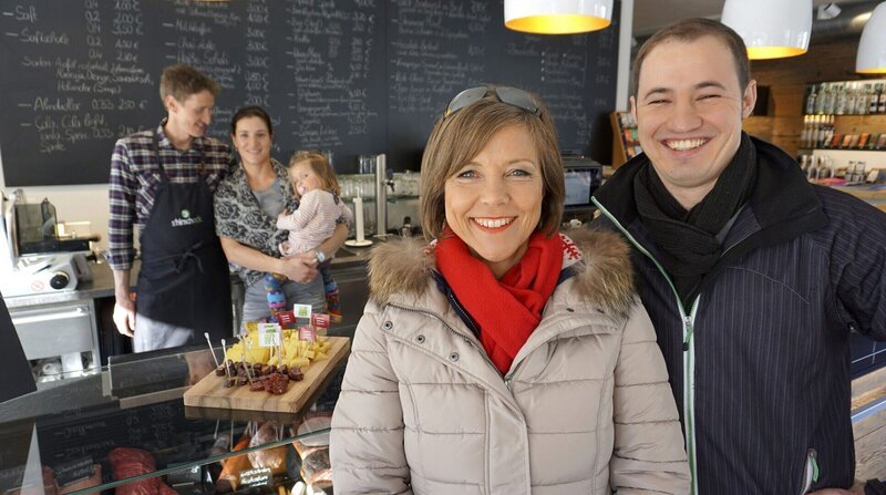 Annette Krause mit Sternekoch Sascha Kemmerer im Laden s’Hirscheck. – Bild: BR/​SWR/​Jochen Schmid