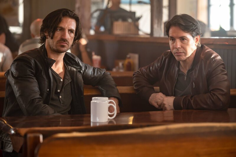 Pictured: (l-r) Eoin Macken as Gavin, Jon Seda as Dr. Sam – Bild: Mark Taylor/​NBC