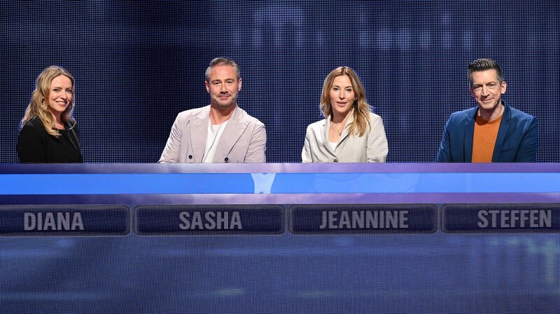 Die Kandidaten aus Team 3: Diana Staehly, Sasha, Jeannine Michaelsen und Steffen Hallaschka (v. l. n. r.). – Bild: NDR/​Uwe Ernst