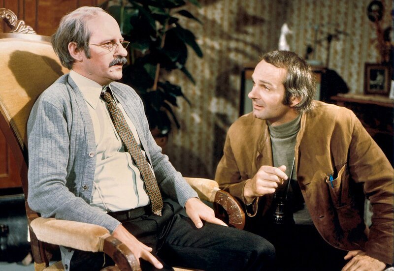 Immer wieder hat es Loriot gereizt, normale Mitbürger mit den Tücken der Fernsehtechnik zu konfrontieren. Der berühmteste Sketch dieser Art ist das Interview mit dem Rentner Lindemann, der 500.000 Mark im Lotto gewonnen hat. (V.l.n.r. Heinz Meier und Claus Dieter Clausnitzer) – Bild: Radio Bremen