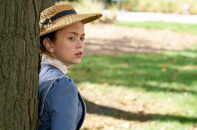 Die Geschwister Marilla und Matthew Cuthbert entscheiden sich dafür, einen Waisenjungen zu adoptieren, der ihnen bei der Arbeit auf ihrer Farm „Green Gables“ helfen soll. Doch als Matthew mit seiner Kutsche am Bahnhof vorfährt, um den Jungen abzuholen, wartet dort Anne Shirley auf ihn. Während der Kutschfahrt redet sich das fantasievolle rothaarige Mädchen sofort in Matthews Herz. – Bild: BR/​2017 GABLES 23 PRODUCTIONS INC.